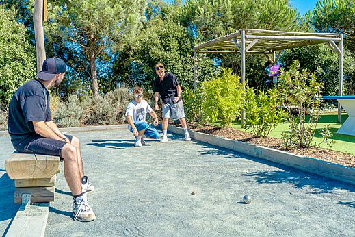 Boule-Spiel auf dem Platz des Campingplatzes VAGUES OCEANES Blancs Ch�nes in LA TRANCHE SUR MER (85).