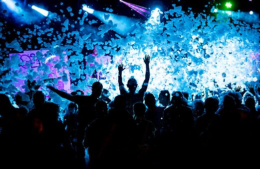 Belebtes Schaumparty, feiernde Menge unter blauen Lichtern auf dem Campingplatz VAGUES OCEANES Blancs Ch�nes in LA TRANCHE SUR MER (85).
