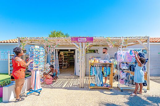Proxi Lebensmittelgesch�ft mit Kunden beim Einkaufen auf dem Campingplatz VAGUES OCEANES Blancs Ch�nes in LA TRANCHE SUR MER (85).