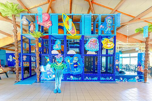Riesige Indoor-Spielstruktur f�r Kinder auf dem Campingplatz VAGUES OCEANES Blancs Ch�nes in LA TRANCHE SUR MER (85).