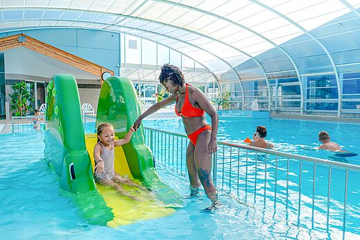 Wasserrutsche und Hallenbad auf dem Campingplatz VAGUES OCEANES Blancs Ch�nes in LA TRANCHE SUR MER (85).