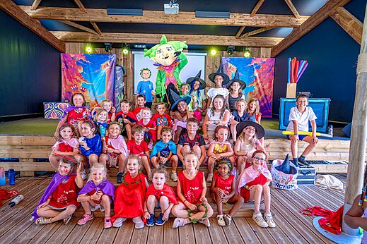Kinderanimation mit Maskottchen auf dem Campingplatz VAGUES OCEANES Blancs Ch�nes in LA TRANCHE SUR MER (85).