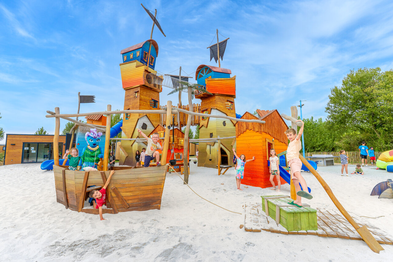 Kinderspiele Piratenthema auf Camping VAGUES OCEANES Bois Joly in Saint-Jean-de-Monts (85).