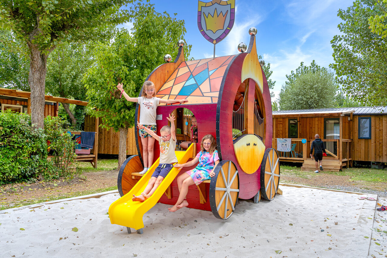Spielplatz Kutsche Kinder auf Camping VAGUES OCEANES Bois Joly in Saint-Jean-de-Monts.