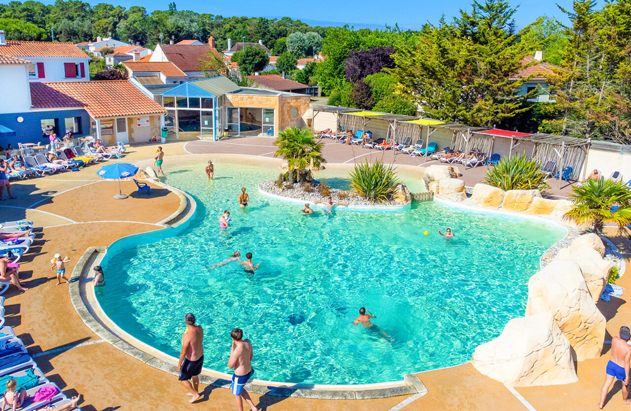 Au�en-Lagunenpool, Badeg�ste und Solarium im VAGUES OCEANES Bois Joly (85).
