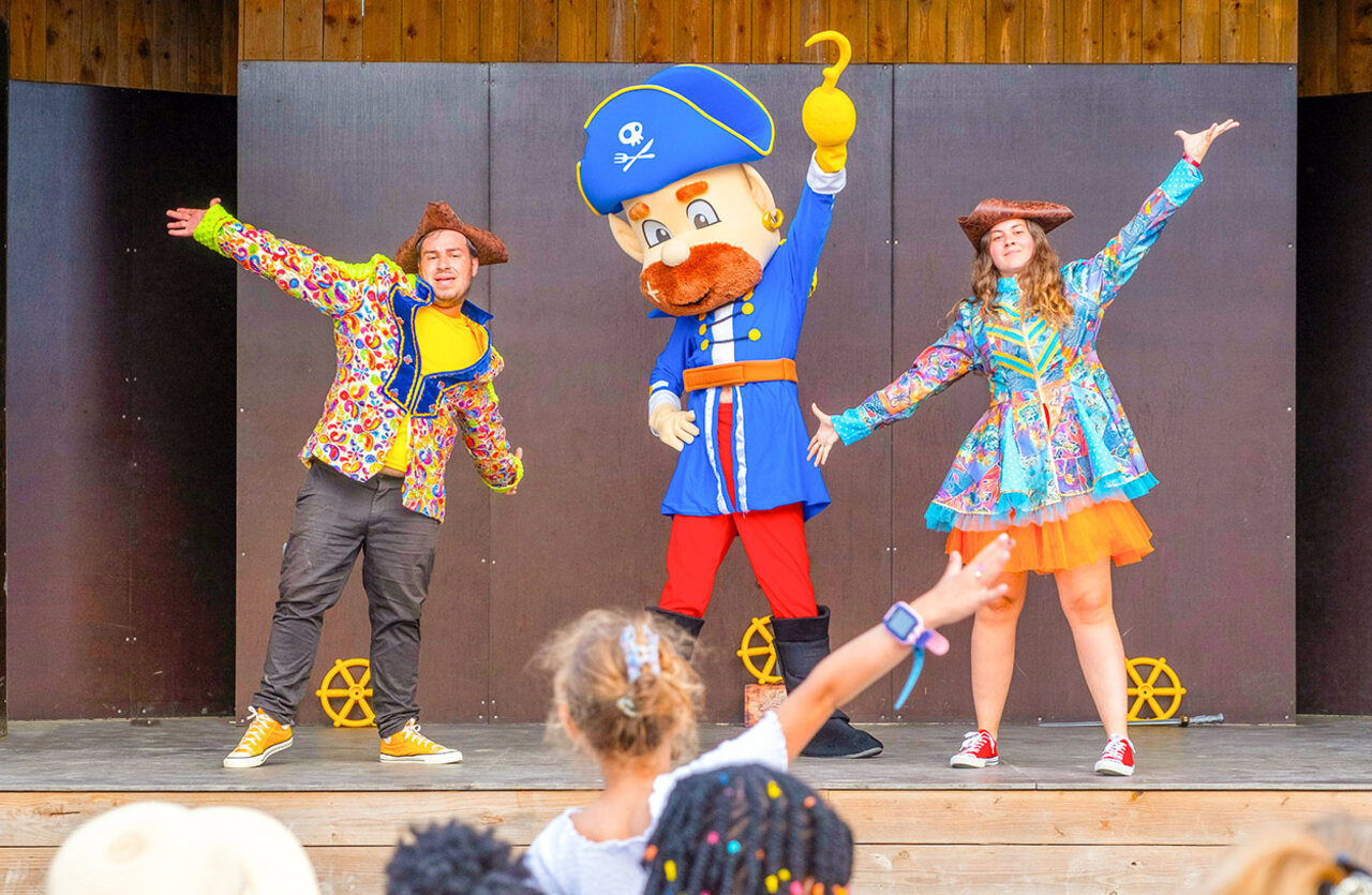 Maskottchen und Animateure bei Kindershow auf dem Campingplatz VAGUES OCEANES Bois Joly in Saint-Jean-de-Monts (85).