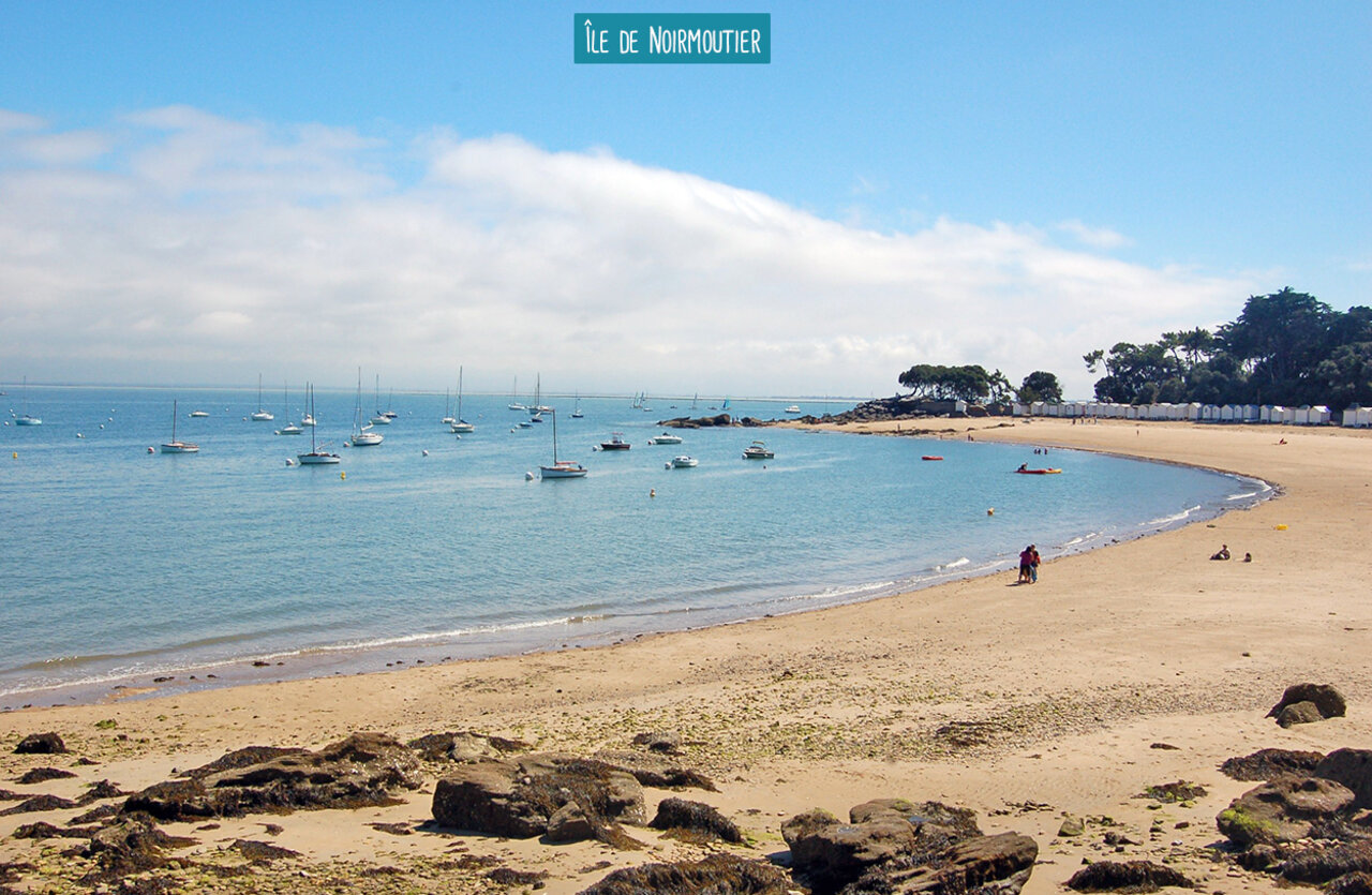 Strand der �le de Noirmoutier mit Booten und Strandh�tten.