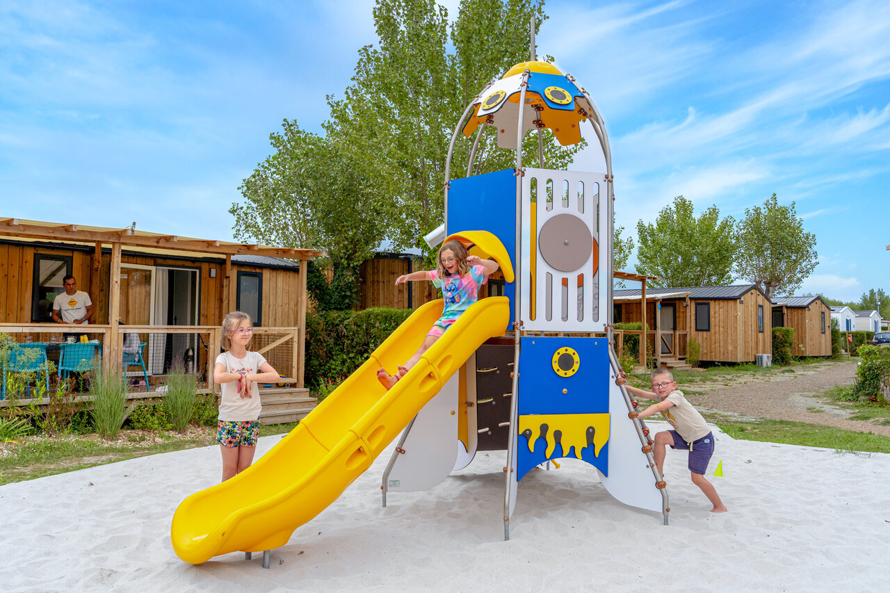 Spielplatz, Kinder und Mobilheime, auf dem Campingplatz VAGUES OCEANES Bois Joly in Saint-Jean-de-Monts (85).