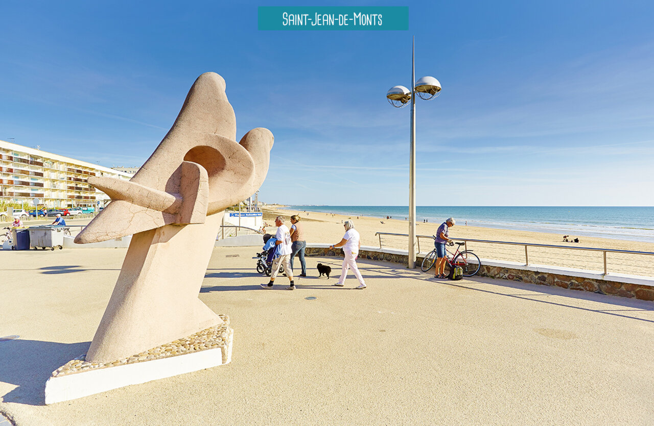 Moderne Skulptur an der Promenade von Saint-Jean-de-Monts, Vend�e, nahe dem Campingplatz.