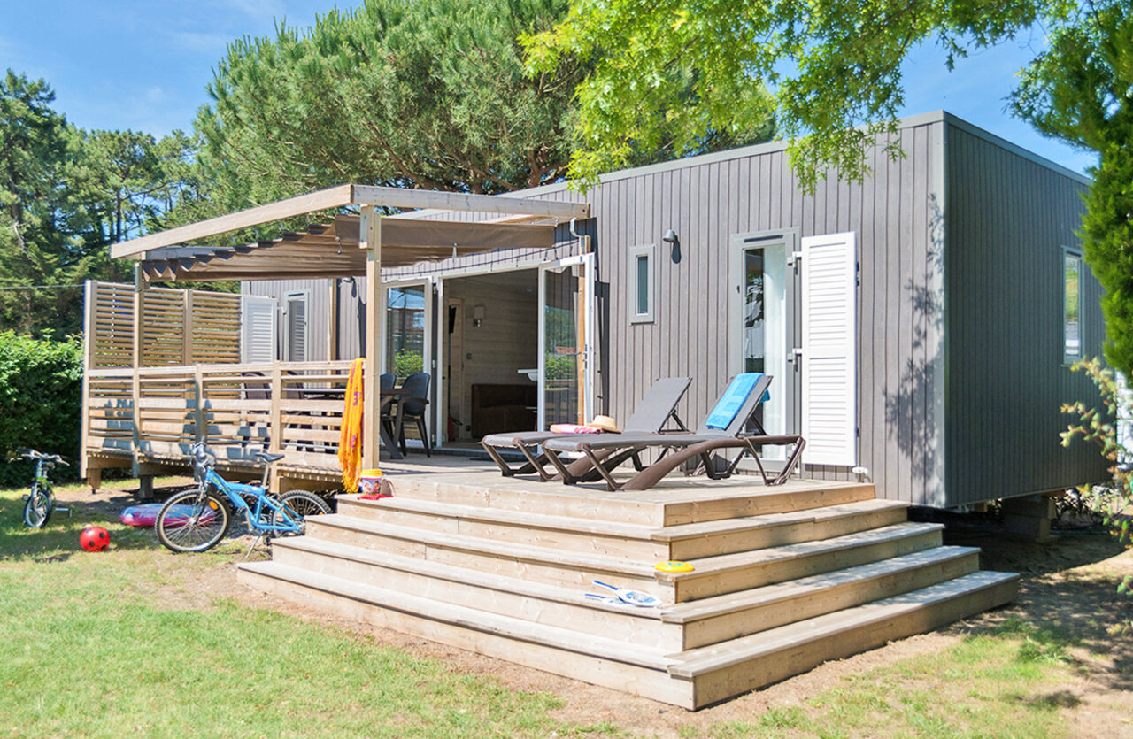 Mobilheim, Terrasse, Liegest�hle auf dem Campingplatz VAGUES OCEANES Bois Joly in Saint-Jean-de-Monts.
