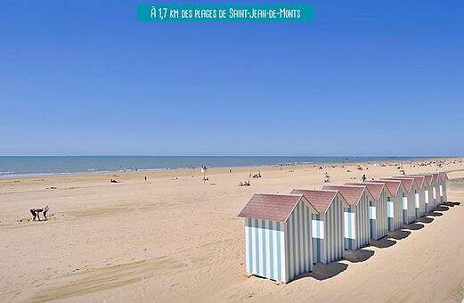 Strand und Strandkabinen auf dem Campingplatz VAGUES OCEANES Bois Joly Saint-Jean-de-Monts.