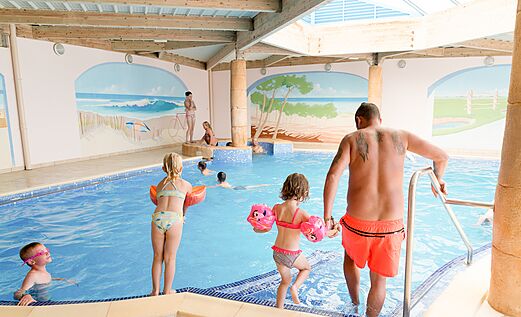 Beheiztes Hallenbad, Familie auf dem Campingplatz VAGUES OCEANES Bois Joly in Saint-Jean-de-Monts.