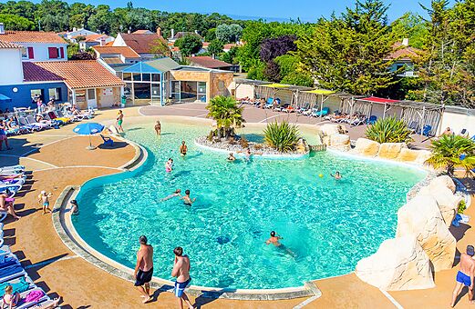 Gro�er Au�enpool mit Unterwasserstrand und St�hlen auf dem Campingplatz VAGUES OCEANES Bois Joly in Saint-Jean-de-Monts (85).
