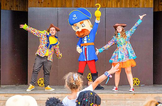 Piratenmaskottchen und Animateure bei Show auf dem Campingplatz VAGUES OCEANES Bois Joly in Saint-Jean-de-Monts.