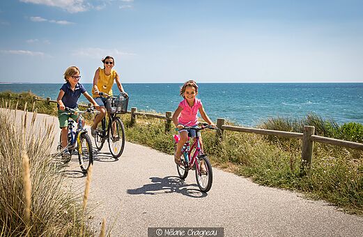 Radfahren am Meer auf dem Campingplatz VAGUES OCEANES Bois Joly in Saint-Jean-de-Monts (85).