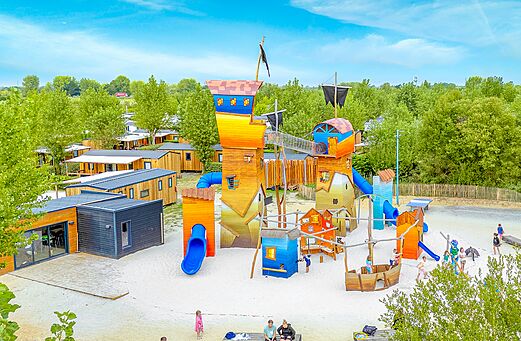 Themenspielplatz mit Rutschen auf VAGUES OCEANES Bois Joly, Saint-Jean-de-Monts.