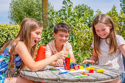 Kinder spielen mit Baukl�tzen auf dem Campingplatz VAGUES OCEANES Bois Joly.