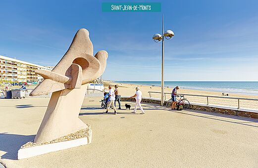 Strandpromenade, Strand und moderne Skulptur in Saint-Jean-de-Monts, Vend�e.