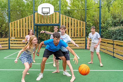 Basketbal op multisportterrein op camping VAGUES OCEANES Bois Joly in Saint-Jean-de-Monts.
