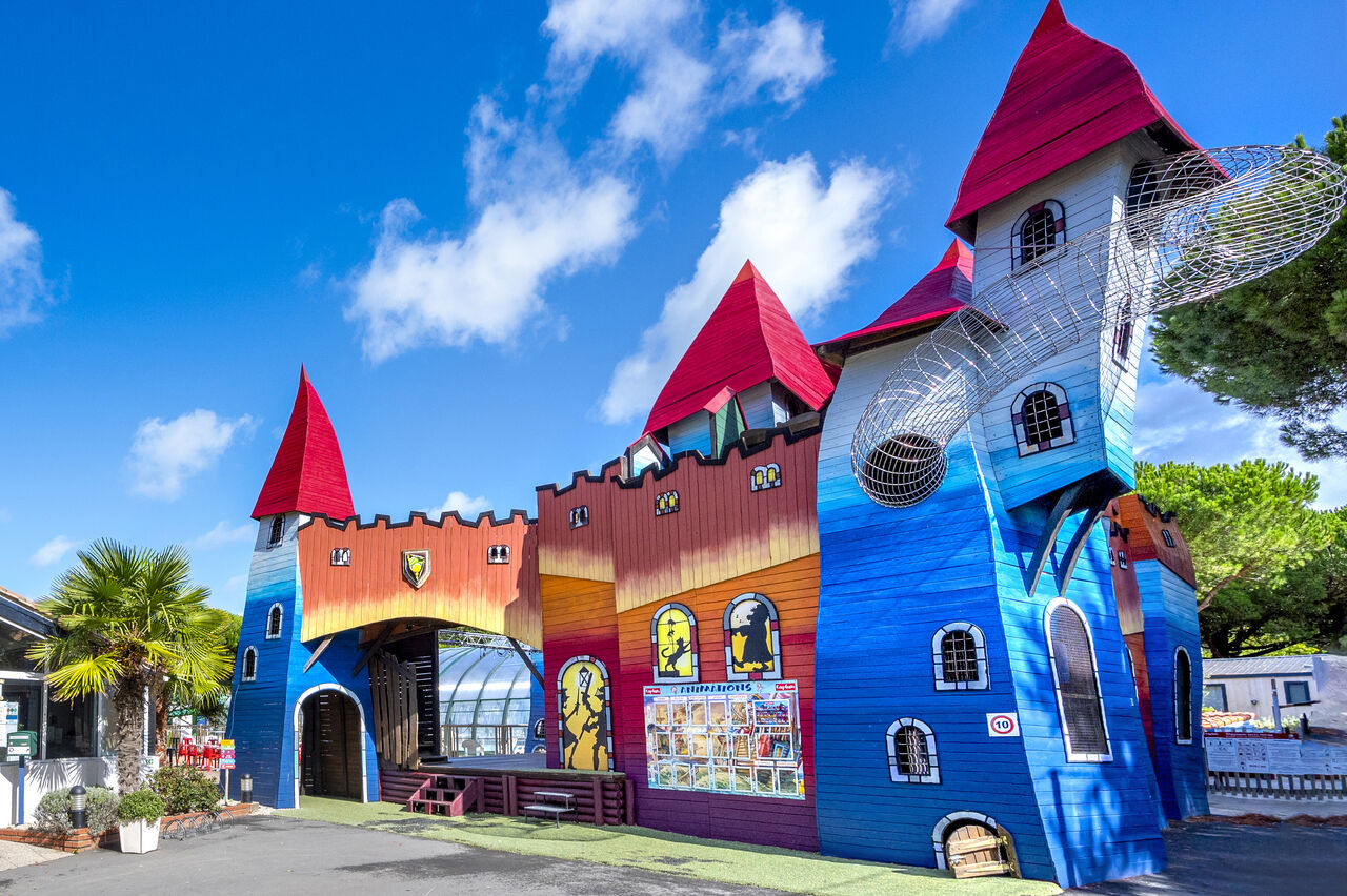 Kleurrijk kasteel met netglijbaan en animatiepodium op camping CAPFUN Bonne Etoile in BOIS PLAGE EN RE (17).