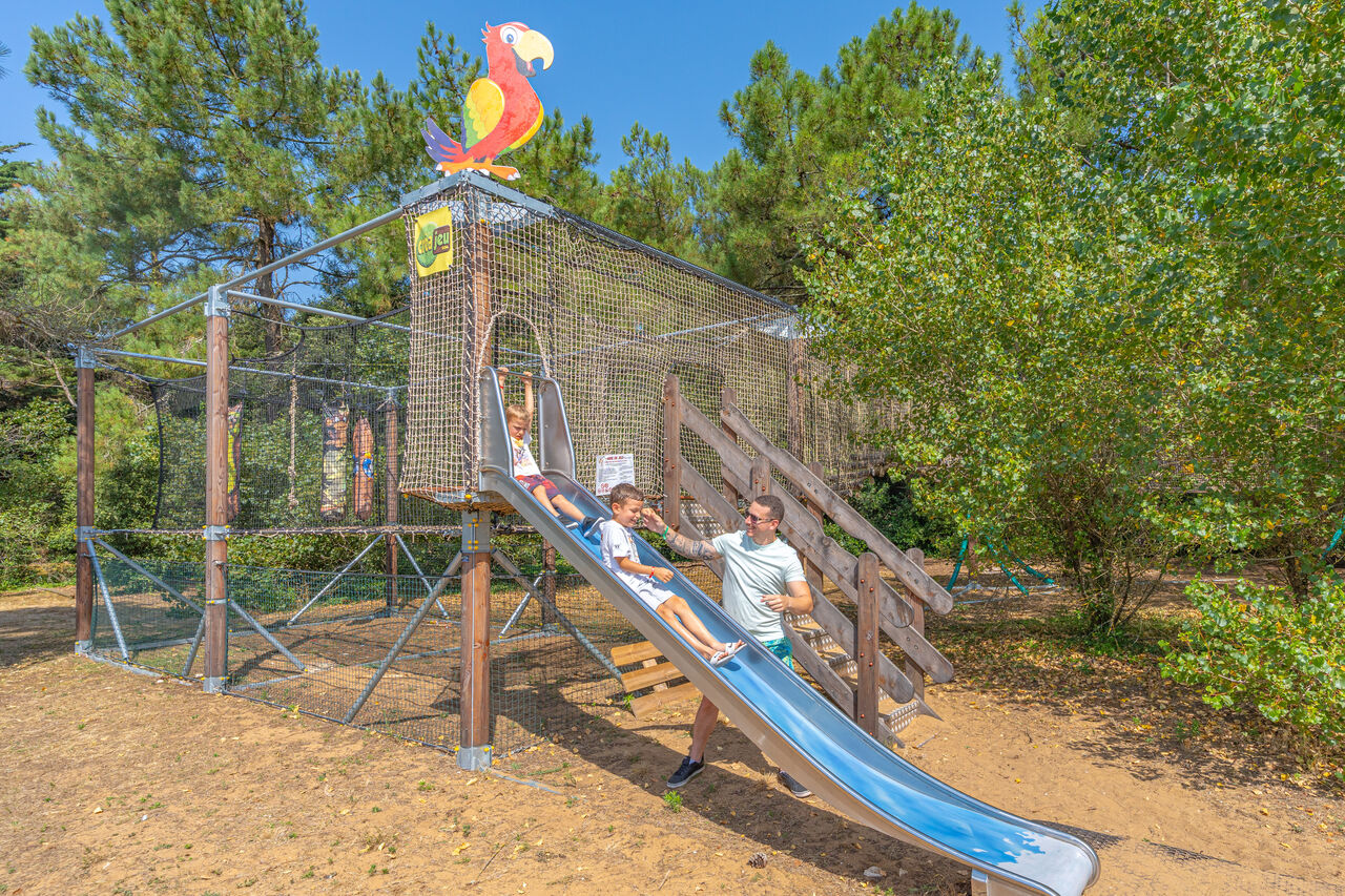 Glijbaan en speeltuin voor kinderen op camping CAPFUN Bonne Etoile in BOIS PLAGE EN RE.