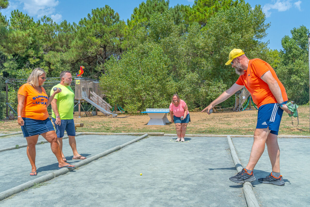Jeu de boules tussen volwassenen, spelletjes op de achtergrond op camping CAPFUN Bonne Etoile in BOIS PLAGE EN RE (17).