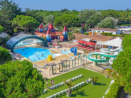 Wasserpark, Rutschen und Kinderschloss auf dem Campingplatz CAPFUN Bonne Etoile in BOIS PLAGE EN RE.