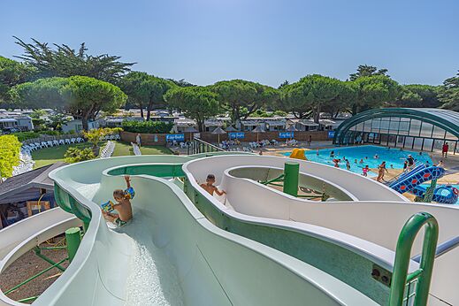 Wasserrutschen und Au�enpool auf dem Campingplatz CAPFUN Bonne Etoile in BOIS PLAGE EN RE (17).