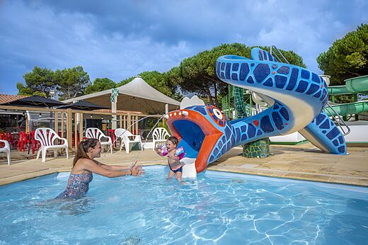 Wasserrutsche, Kind im Pool CAPFUN Bonne Etoile BOIS PLAGE EN RE.