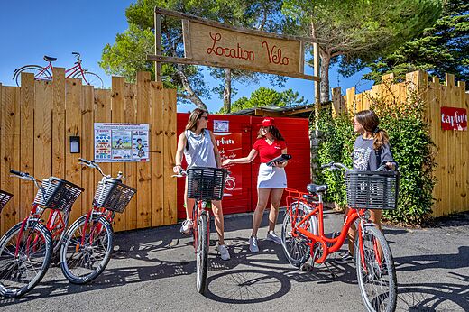 Rote Fahrr�der zum Verleih auf dem Campingplatz CAPFUN Bonne Etoile in BOIS PLAGE EN RE (17).