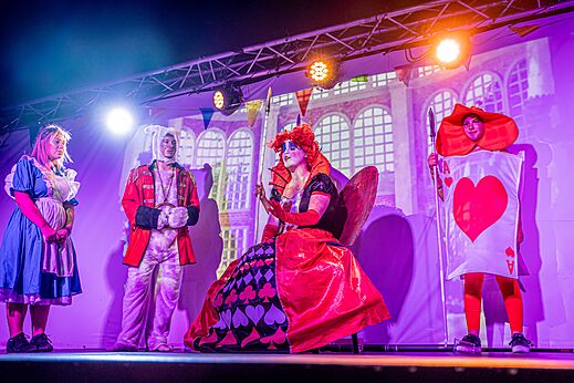 Animationsshow mit kost�mierten Figuren auf dem Campingplatz CAPFUN Bonne Etoile in BOIS PLAGE EN RE (17).