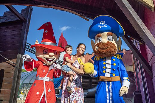 Capfun Maskottchen und Familie am Campingplatz CAPFUN Bonne Etoile in BOIS PLAGE EN RE (17).
