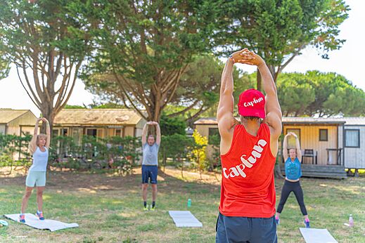 Outdoor-Fitness-Session auf dem Campingplatz CAPFUN Bonne Etoile, BOIS PLAGE EN RE.