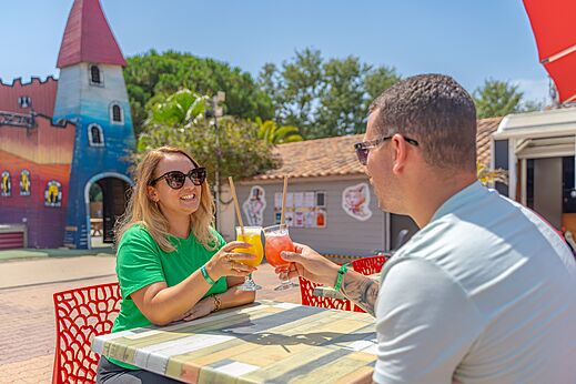 Paar st��t mit Cocktails an der Bar im CAPFUN Bonne Etoile in BOIS PLAGE EN RE (17).