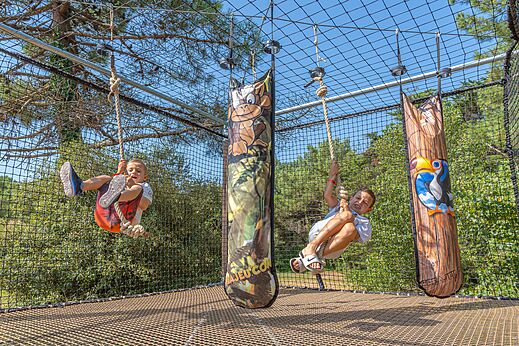 Kinder im Abenteuerpark des Campingplatzes CAPFUN Bonne Etoile in BOIS PLAGE EN RE.