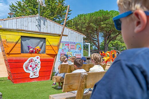 Puppentheater f�r Kinder im Mini-Club des Campingplatzes CAPFUN Bonne Etoile in BOIS PLAGE EN RE (17).