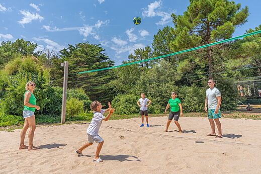 Familie spielt Volleyball auf Sandplatz auf dem Campingplatz CAPFUN Bonne Etoile in BOIS PLAGE EN RE.