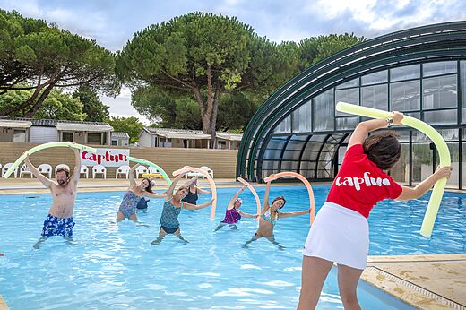 Dynamische Aquagymnastik im �berdachten Pool auf Camping CAPFUN Bonne Etoile in BOIS PLAGE EN RE (17).
