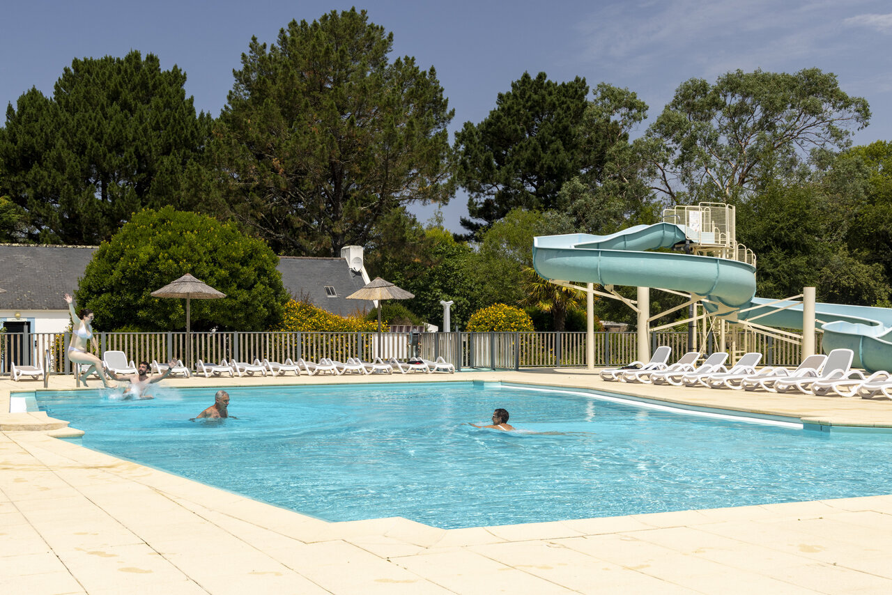 Buitenzwembad met waterglijbaan en zwemmers op camping CLICOCHIC Bord�n�o Belle-�le-en-Mer in Le Palais (56).