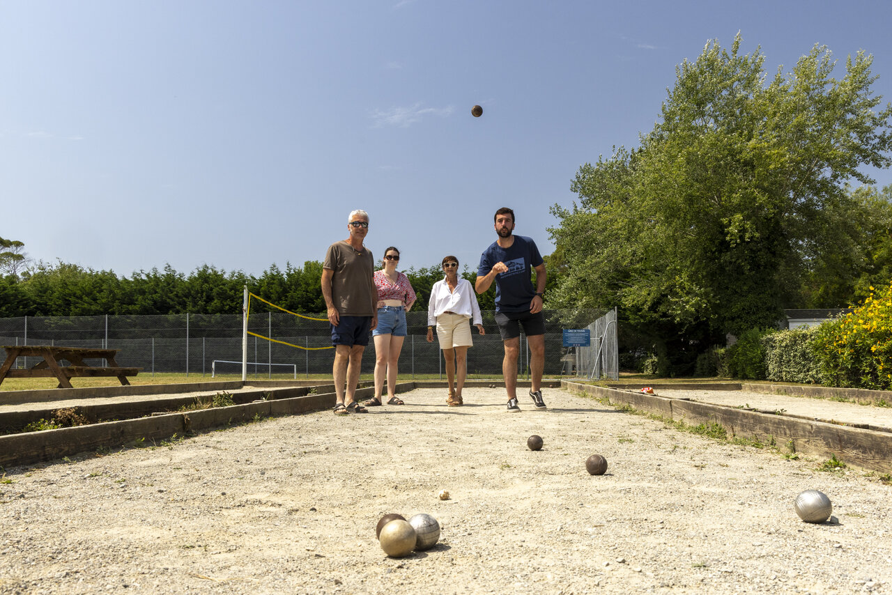 Petanque spel op het terrein van camping CLICOCHIC Bord�n�o in Le Palais.