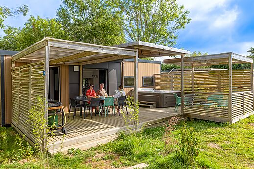 Mobilheim mit Whirlpool und Terrasse auf dem Campingplatz CLICOCHIC in Le Palais (56).