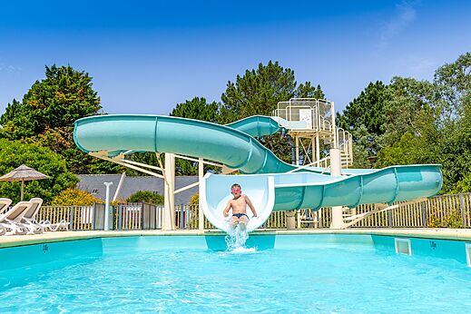 Riesenwasserrutsche und Schwimmbad auf dem Campingplatz CLICOCHIC Bordénéo Belle-Île-en-Mer in Le Palais (56).
