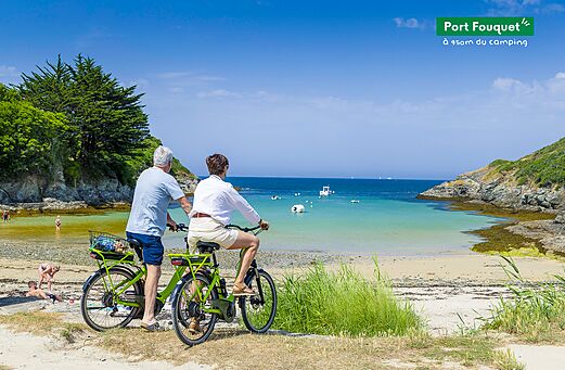 Paar auf Fahrrädern bewundert Strand Port Fouquet, Belle-Île-en-Mer, nahe Le Palais.