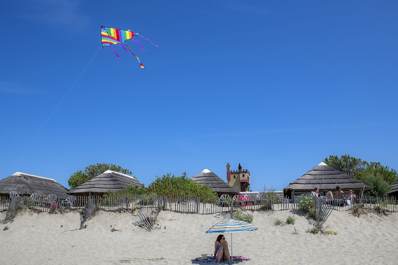 Strand, Bungalows auf dem Campingplatz CAPFUN Boucanet in LE GRAU DU ROI (30).