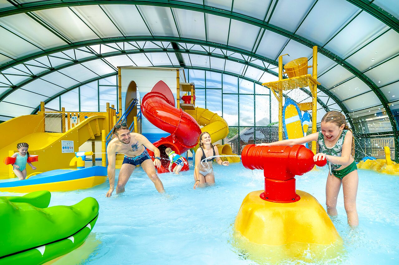 �berdachter Wasserpark, Rutschen, Wasserspiele, Familie auf Camping CAPFUN Boucanet in LE GRAU DU ROI (30).