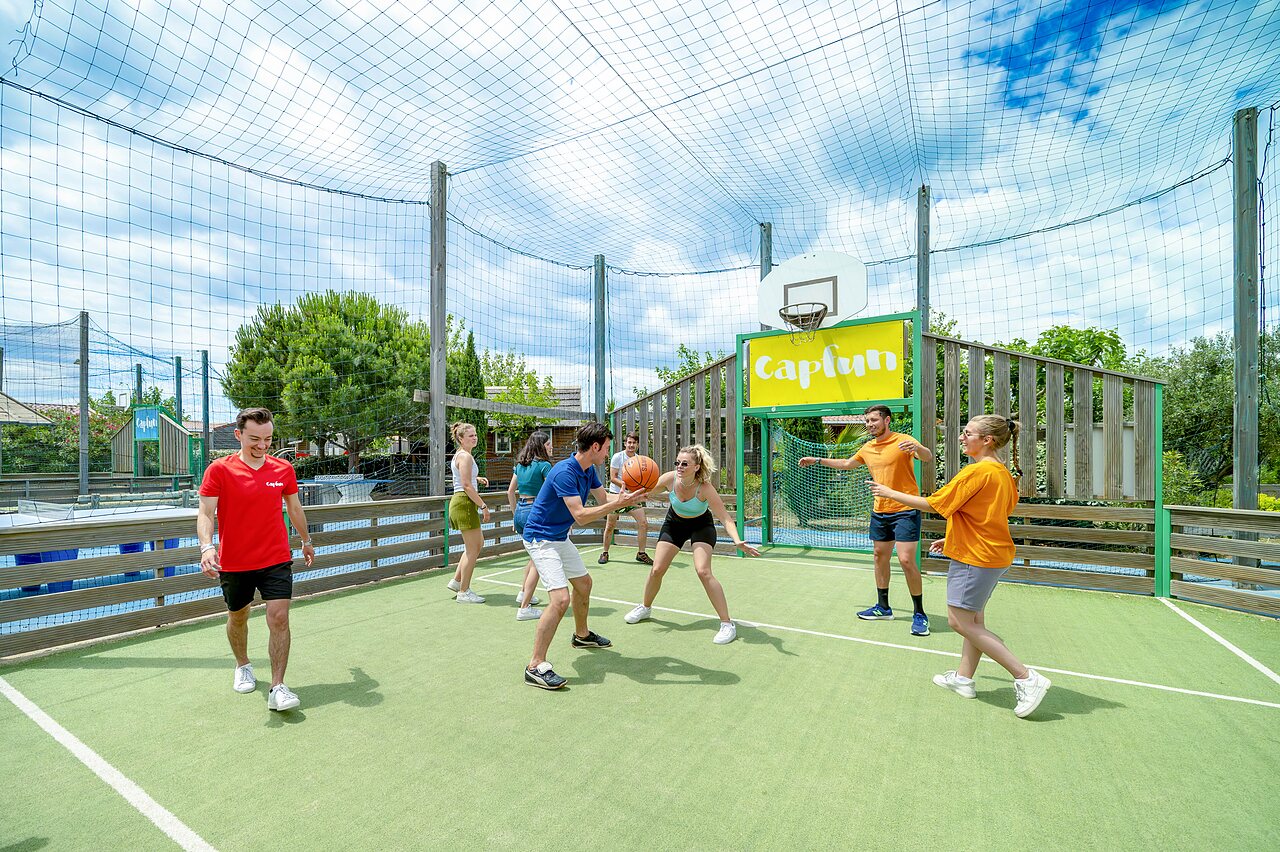 Jugendliche spielen Basketball auf Multisportplatz auf Camping CAPFUN Boucanet in LE GRAU DU ROI (30).
