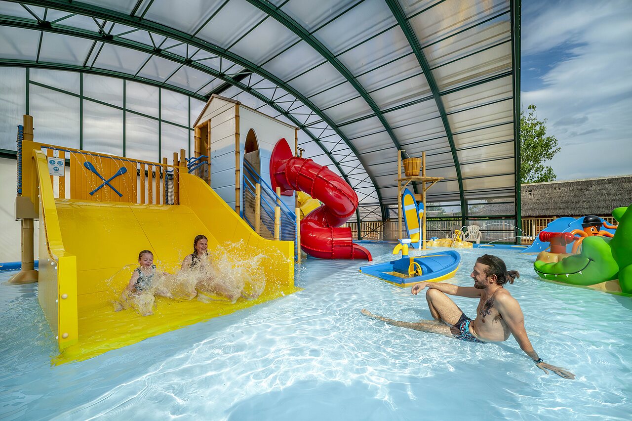 Hallenbad, Rutschen, Wasserspiele, Spritzer auf Camping CAPFUN Boucanet.