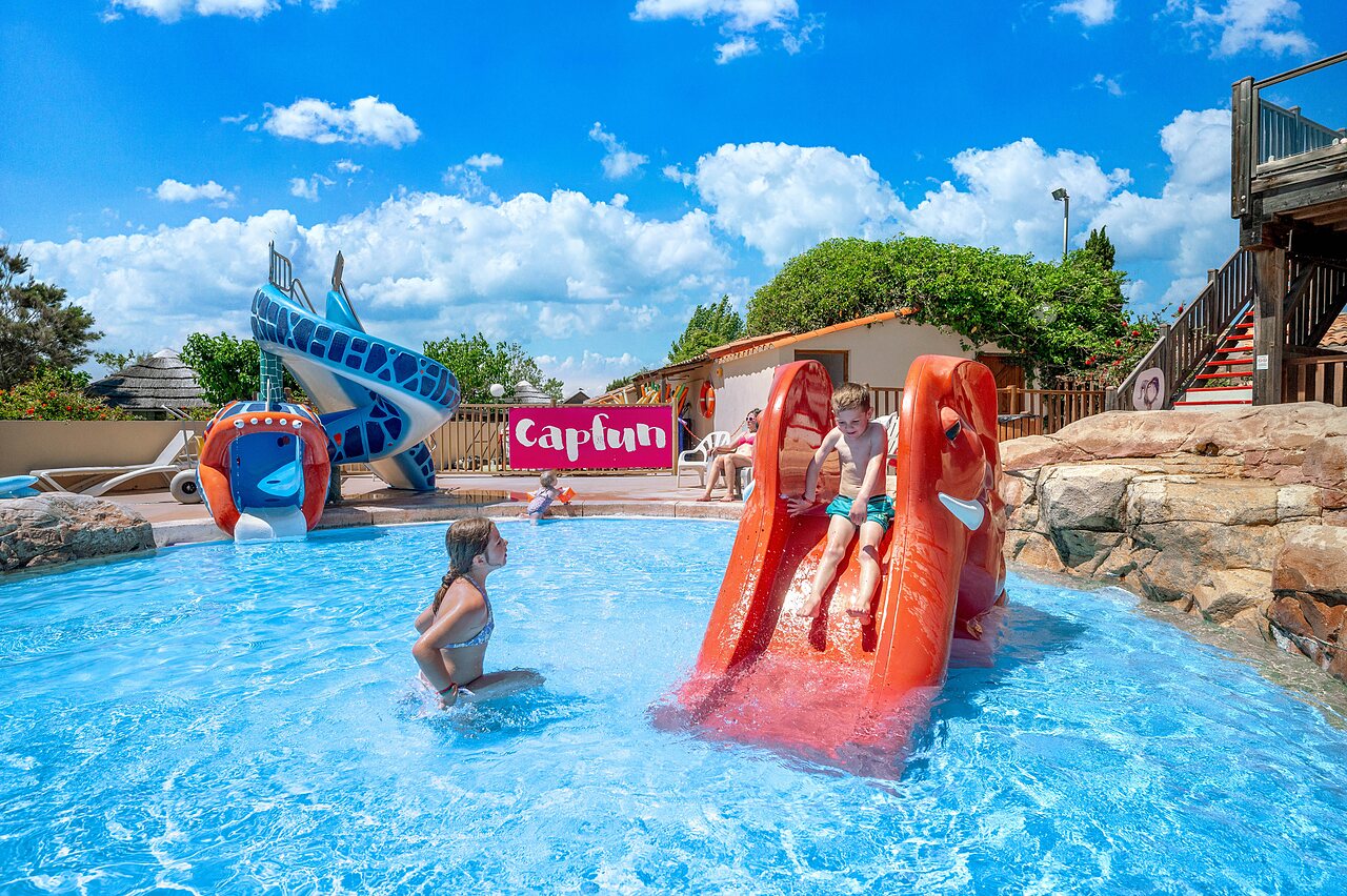 Schwimmbad und Wasserrutschen f�r Kinder auf dem Campingplatz CAPFUN Boucanet in LE GRAU DU ROI (30).