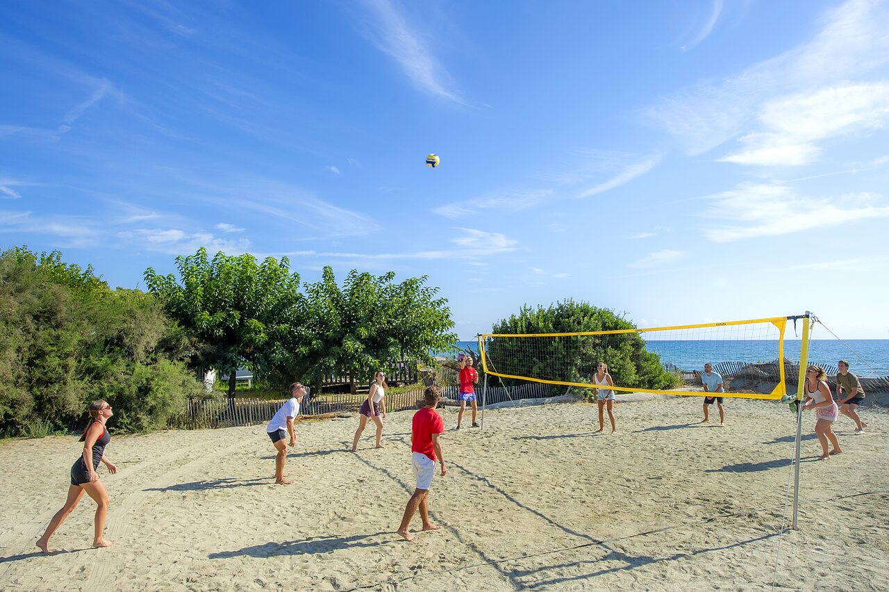 Beachvolleyball auf Sand am Campingplatz CAPFUN Boucanet in LE GRAU DU ROI (30).