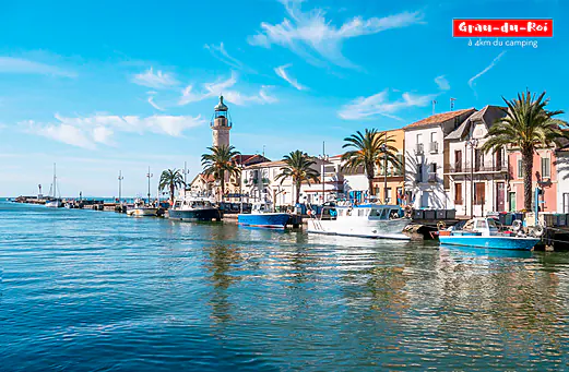 Port du Grau-du-Roi avec son phare, bateaux et maisons colorées, Occitanie. Port du Grau-du-Roi avec son phare, bateaux et maisons colorées, Occitanie.